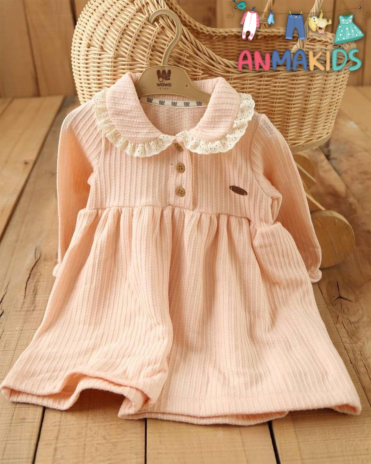 Robe avec col en dentelle.