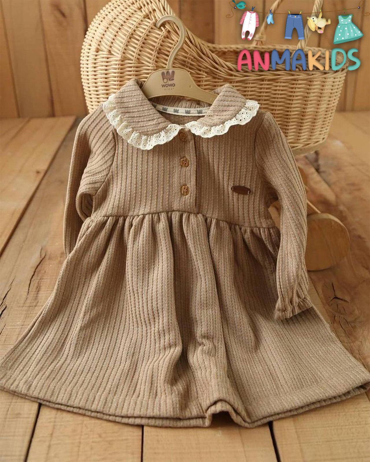Robe avec col en dentelle.