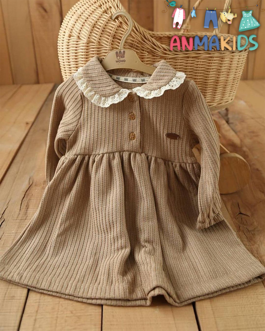 Robe avec col en dentelle.